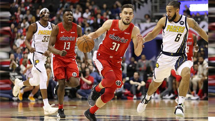 Tomas Satoransky (31) dari Washington Wizards menggiring bola di depan Cory Joseph (6) dari Indiana Pacers selama babak kedua di Capital One Arena pada 30 Januari 2019 di Washington, DC. - INDOSPORT