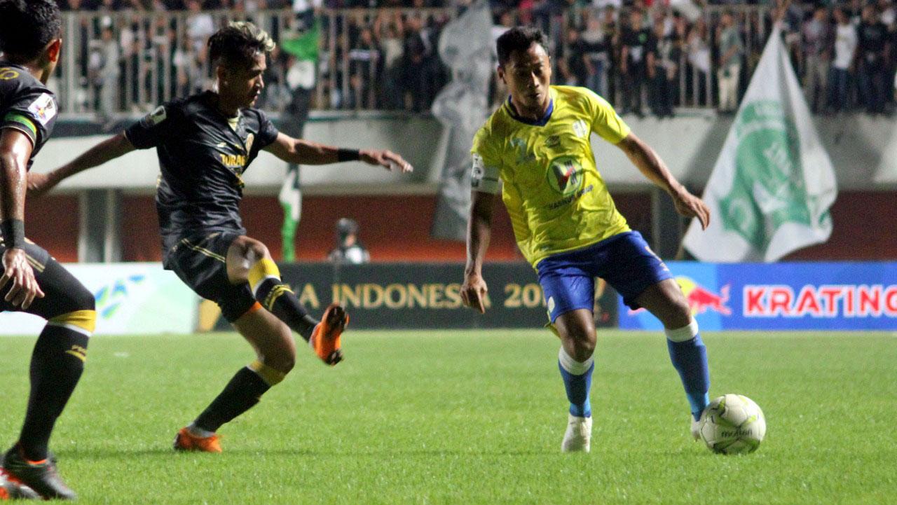 Striker Barito Putera, Samsul Arif, menguasai bola dibayangi gelandang PSS Sleman, Sidik Saimima dalam laga leg kedua babak 32 besar Piala Indonesia di Stadion Maguwoharjo, Sleman, Kamis (31/01/19). Copyright: Ronald Seger/INDOSPORT
