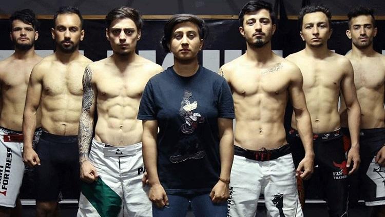 Anita (tengah) Perempuan pertama dan satu-satunya di Pakistan yang menjadi petarung MMA