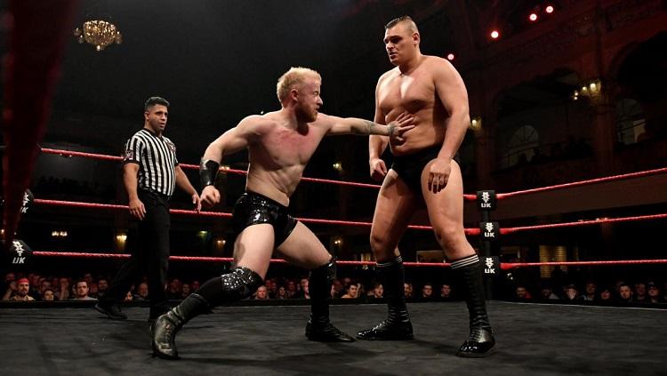 Demi meminimalkan penyebaran virus Corona, WWE gelar pertandingan tanpa penonton. - INDOSPORT