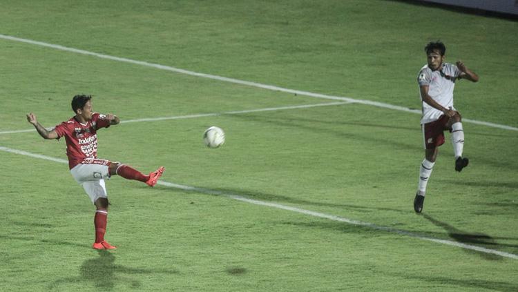 Bintang Bali United Irfan Bachdim (kiri) menendang bola dihalau pemain Blitar United (kanan) pada ajang Piala Indonesia 2018/2019, Jumat (01/02/19).