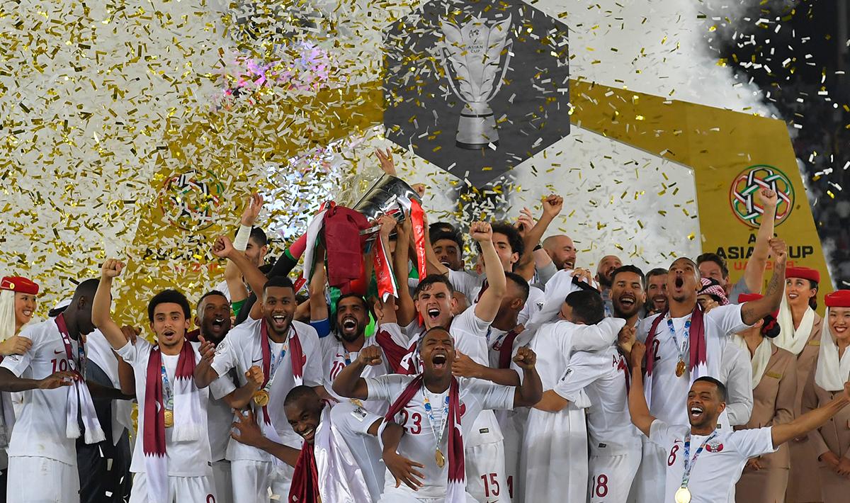 Kemeriahan confeti pemain Timnas Qatar yang merayakan kemenangan di Stadion Zayed Sports City pada (01/02/19) di Abu Dhabi, Uni Emirat Arab.