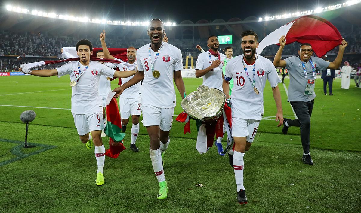 Khaled Mohammed, Abdelkarim Hassan dan Hasan Al Haydos tengah berlari untuk melakukan selebrasi di Stadion Zayed Sports City pada (01/02/19) di Abu Dhabi, Uni Emirat Arab.