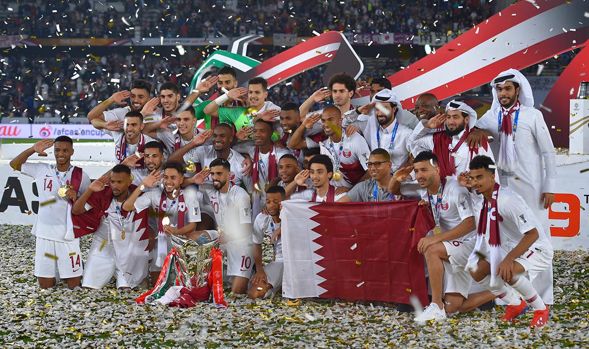 Penggawa dan tim Qatar melakukan sesi foto sebagai juara Piala Asia melawan Jepang di Stadion Zayed Sports City pada (01/02/19) di Abu Dhabi, Uni Emirat Arab.
