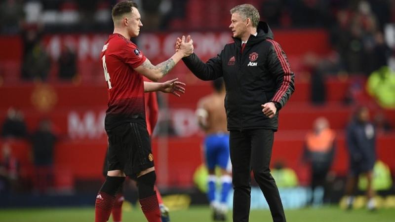 Phil Jones (kiri) dan Ole Gunnar Solksjaer