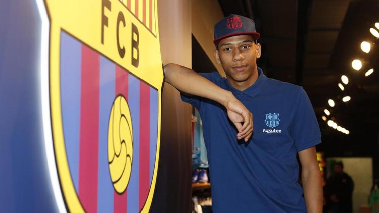 Jean-Clair Todibo saat diperkenalkan Barcelona