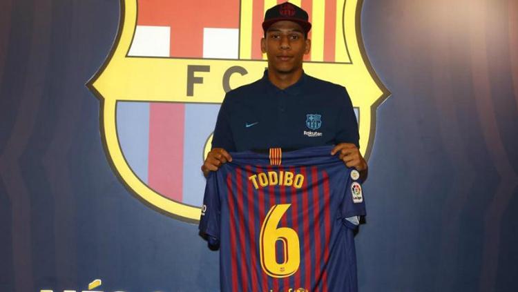 Jean-Clair Todibo saat diperkenalkan Barcelona Copyright: INDOSPORT