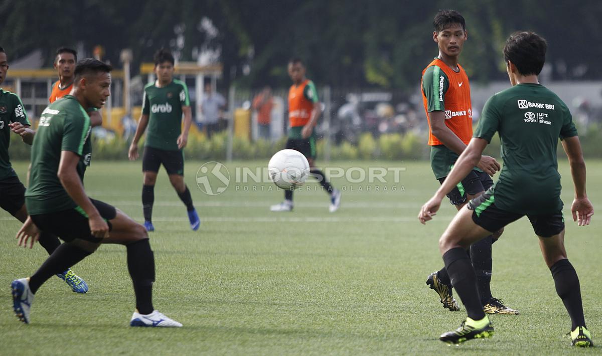 Septian Bagaskara (kedua dari kanan) memberikan umpan kepada rekannya.
