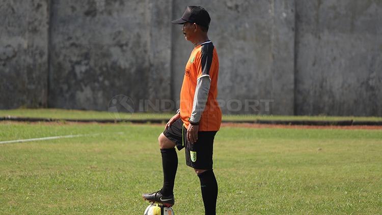 Djajang Nurdjaman memperhatikan pemainnya latihan di Lapangan Jenggolo, Sidoarjo. Sabtu (2/2/19).