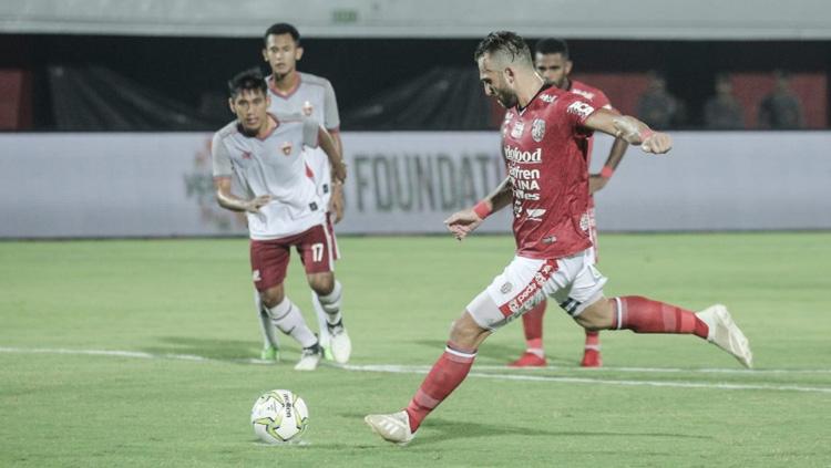 Striker Bali United Ilija Spasojevic mengeksekusi penalti ke gawang Blitar United di Piala Indonesia 2018/2019, Jumat (01/02/19). Copyright: Media Bali United