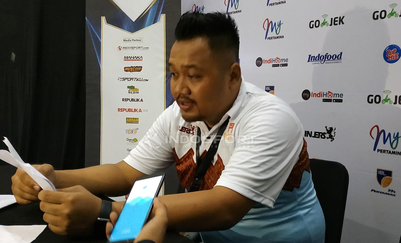 Pelatih Hang Tuah Andika Supriadi Saputra saat konfrensi pers. Sabtu (2/2/19). - INDOSPORT