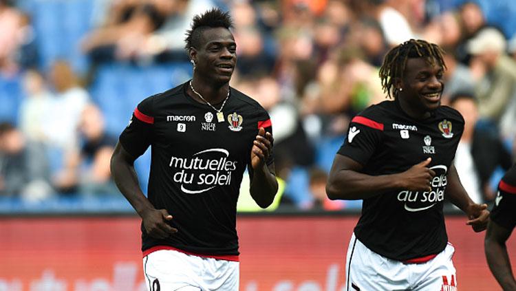 Allan Saint-Maximin (kanan), gelandang serang OGC Nice saat bersama mantan rekannya, Mario Balotelli.