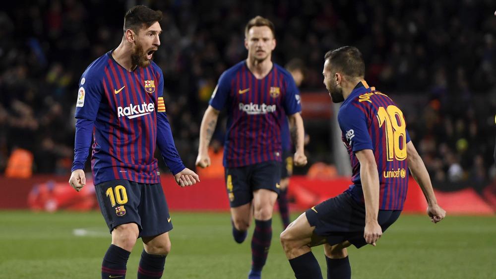 Lionel Messi selebrasi bersama pemain Barcelona
