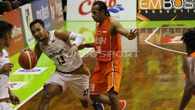 Pemain Bima Perkasa, Yanuar Dwi Priasmoro, meraih gelar MVP di NBL Indonesia 2011-2012.
