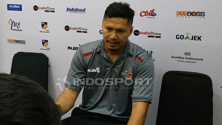 Pelatih NSH Wahyu Widayat Jati saat konfrensi pers. Sabtu (2/2/19). Copyright: Fitra Herdian/INDOSPORT