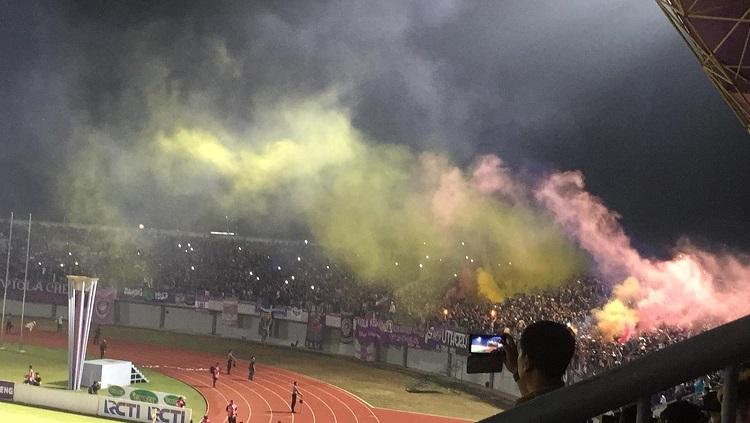Pertandingan antara Persita vs Arema FC sempat dihentikan akibat penyalaan flare oleh suporter tuan rumah. - INDOSPORT