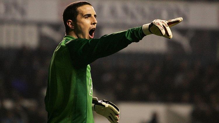 Aksi John O'Shea ketika mengemban tugas dadakan menjadi kiper Manchester United dalam pertandingan melawan Tottenham Hotspur, 4 Februari 2007.