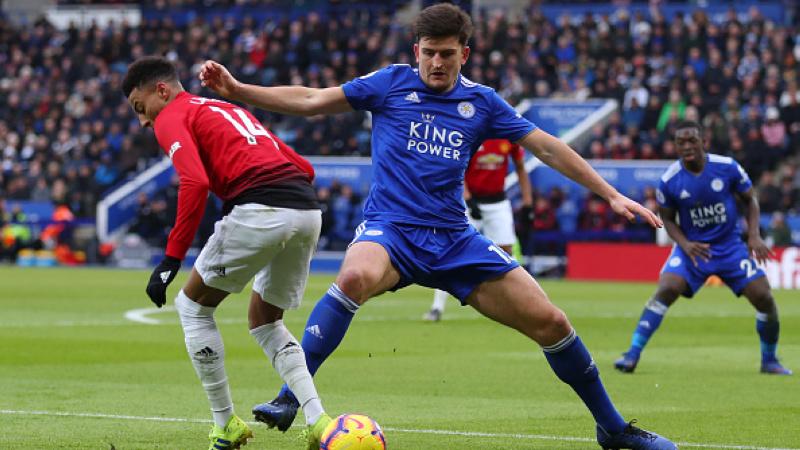 Harry Maguire (kanan) saat berduel dengan Jesse Lingard. Copyright: INDOSPORT