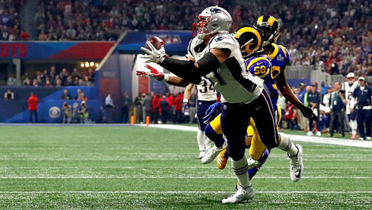 Rob Gronkowski (depan) tengah menangkap bola