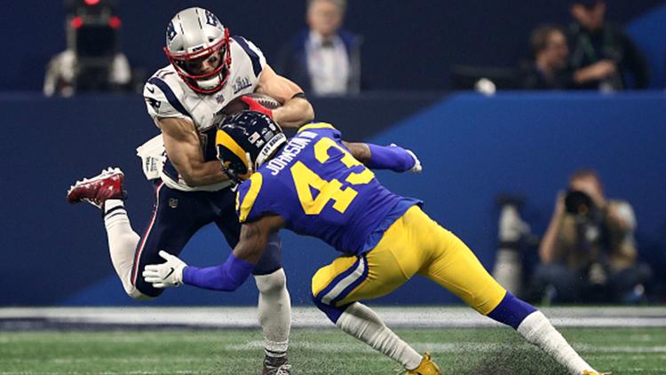 Situasi Julian Edelman (New England Patriots) dihalau John Johnson