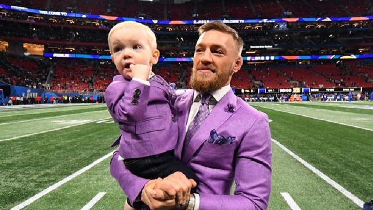 Conor McGregor tampil serasi dengan putranya ketika menyaksikan final Super Bowl 53 - INDOSPORT