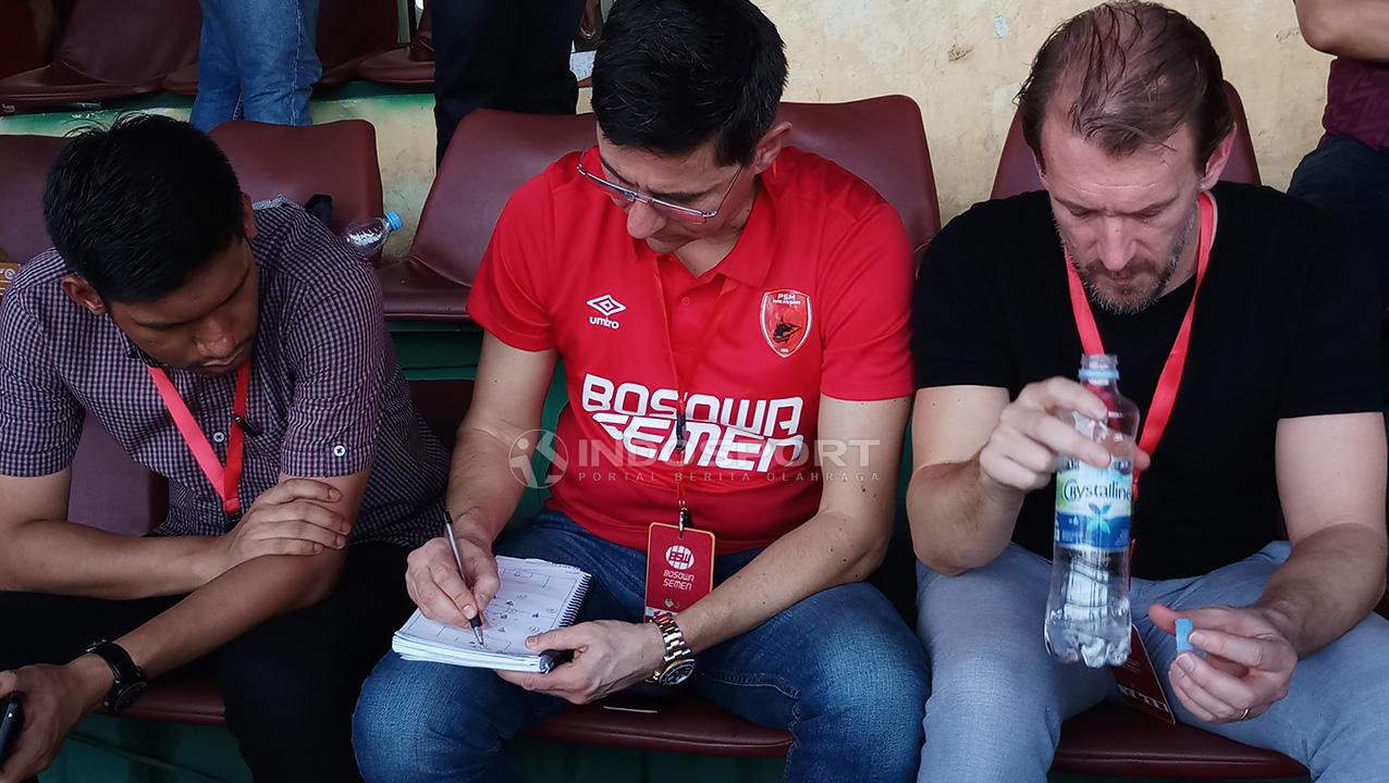 Pelatih anyar PSM Makassar, Darije Kalezic hadir langsung menyaksikan laga PSM kontra Kalteng Putra, Minggu, (03/02/19). Copyright: Wira Wahyu Utama/Indosport.com