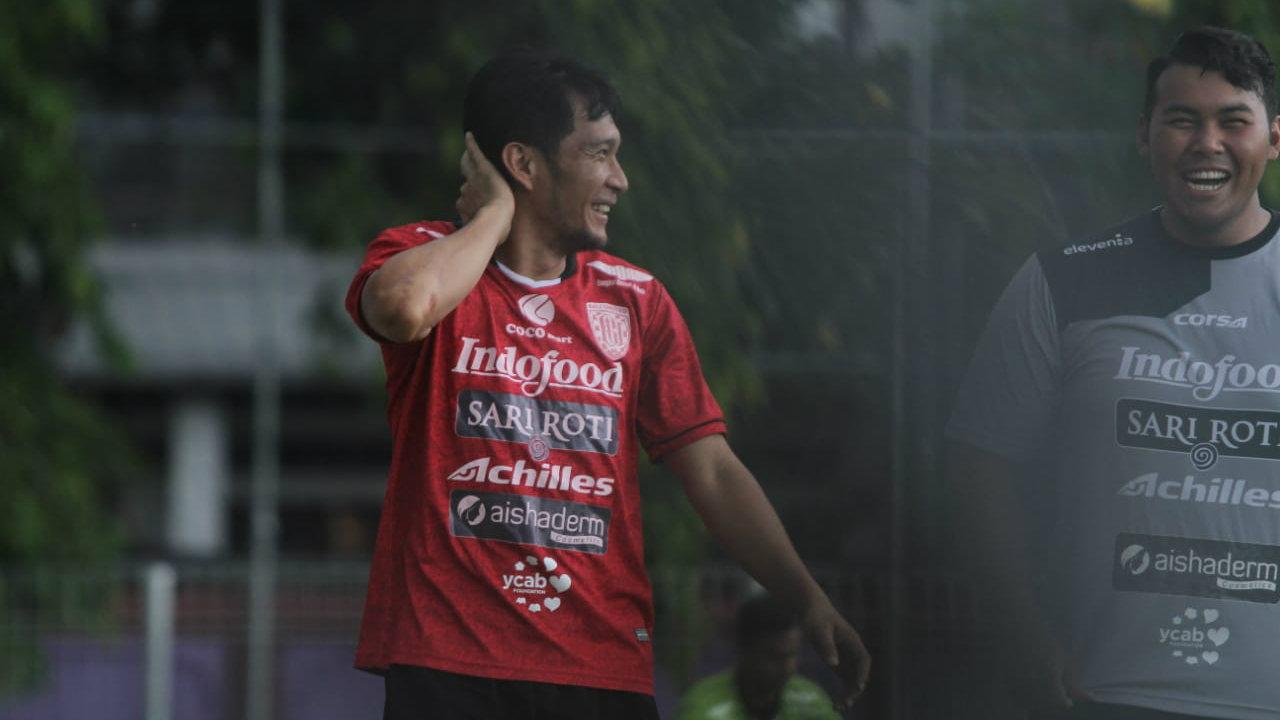 Michael Orah menjalani latihan terpisah di Bali United. Copyright: baliutd.com