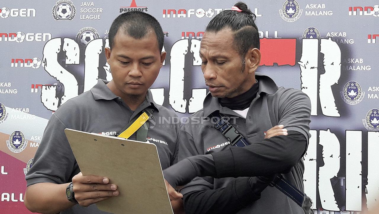 Suhendra Marjuki berdiskusi dalam pemilihan pemain dengan Rocky Putiray.