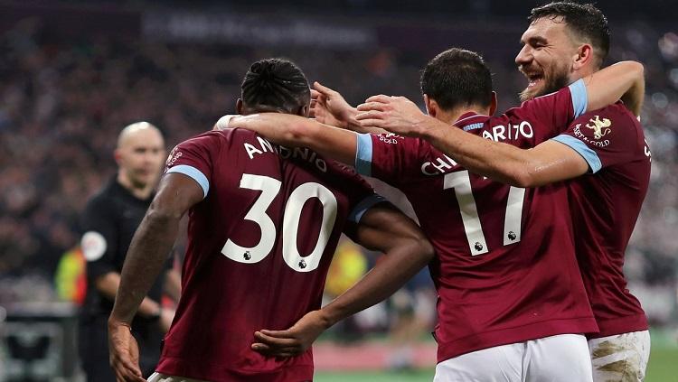 Pemain West Ham merayakan gol ke gawang Liverpool.
