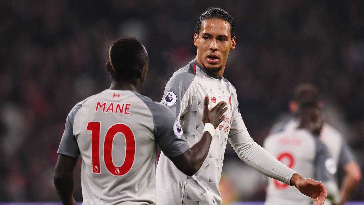 Sadio Mane (kiri) dan Virgil Van Dijk di laga West Ham vs Liverpool. Copyright: twitter @LFC