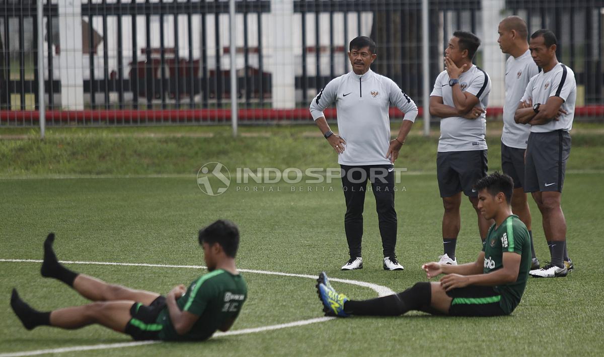 Pelatih Indra Sjafri berdiskusi dengan tim pelatih lainnya disela-sela latihan