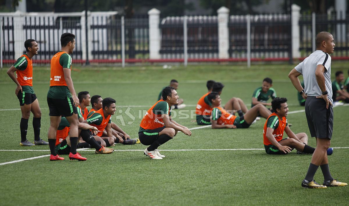 Keceriaan para pemain Timnas U-22 melihat rekannya yang mendapat giliran menendang penalti dalam latihan
