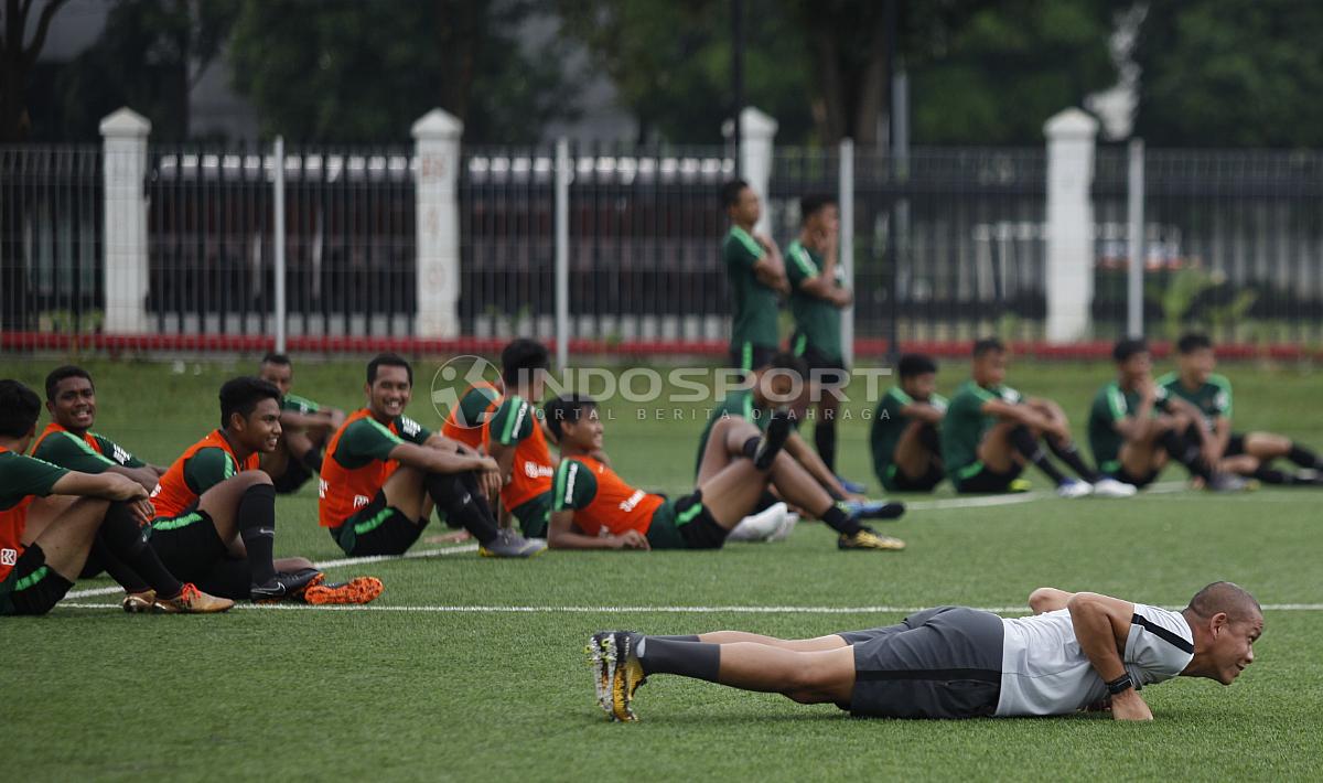 Asisten pelatih Nova Arianto terlihat melakukan push up disela-sela latihan tendangan penalti pemain Timnas U-22.