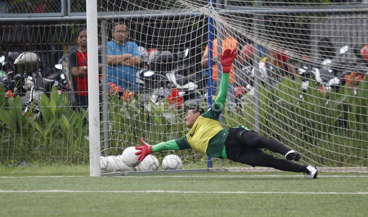 Aksi kiper M. Riyandi mencoba menepis bola dalam latihan tendangan penalti.