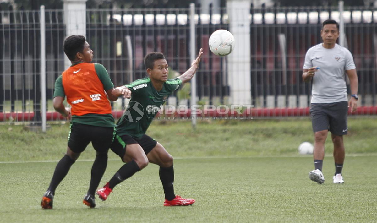 Sani Rizky (tengah) saat berebut bola dengan Billy Keraf saat latihan bersama Timnas U-22.