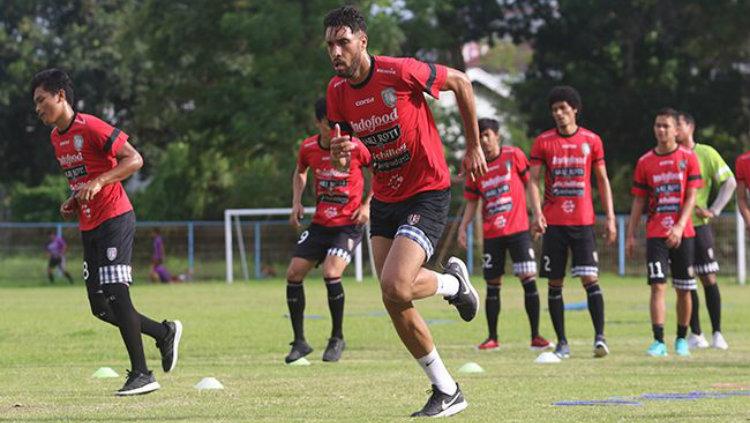 Bek Bali United Willian Pacheco. Copyright: Miftahuddin Halim/Radar Bali