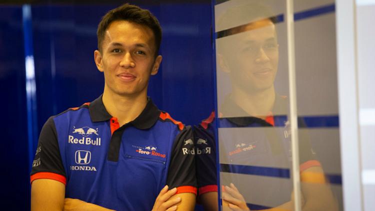 Kesempatan Alexander Albon dipermanenkan di Red Bull semakin terbuka setelah Pierre Gasly diminati Toro Rosso. - INDOSPORT