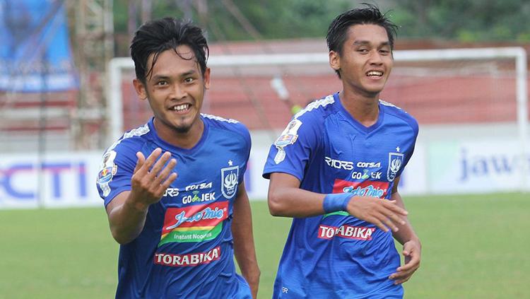 Pemain baru klub Liga 1, Persebaya Surabaya, Bayu Nugroho (kiri) saat masih di PSIS Semarang.