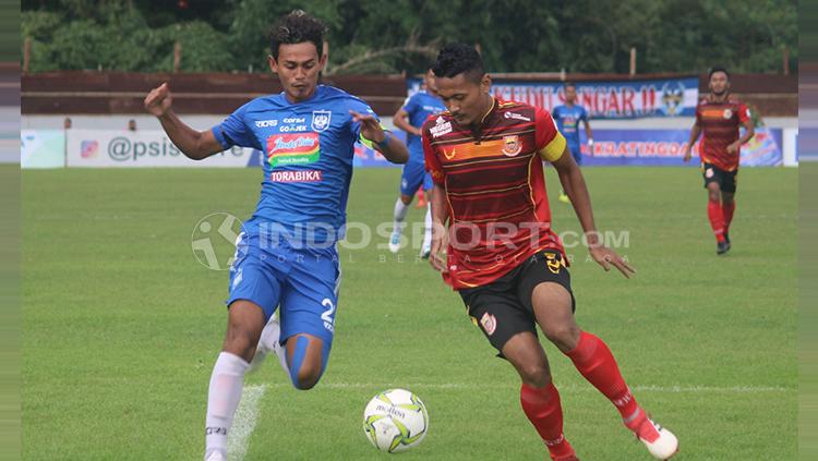 Perebutan bola di lini tengah.