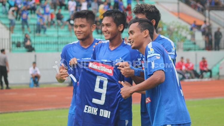 Septian David melakukan selebrasi dengan membawa jersey Erik Dwi.