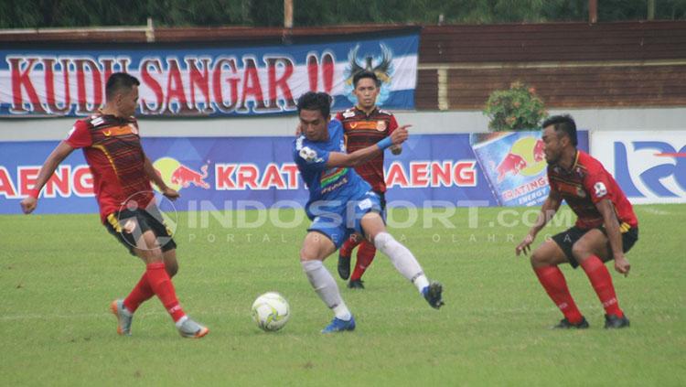 Aksi Septian David Maulana saat berusaha mengecoh tiga pemain Persibat Batang.