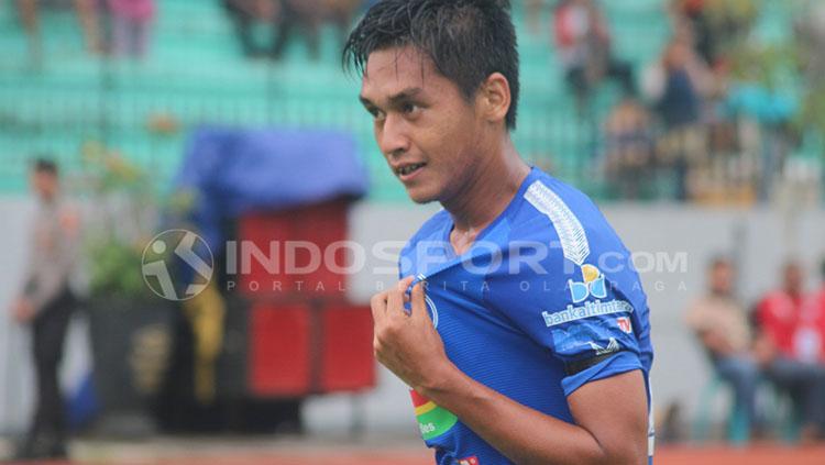 Septian David Maulana menunjuk logo PSIS Semarang usai mencetak gol.