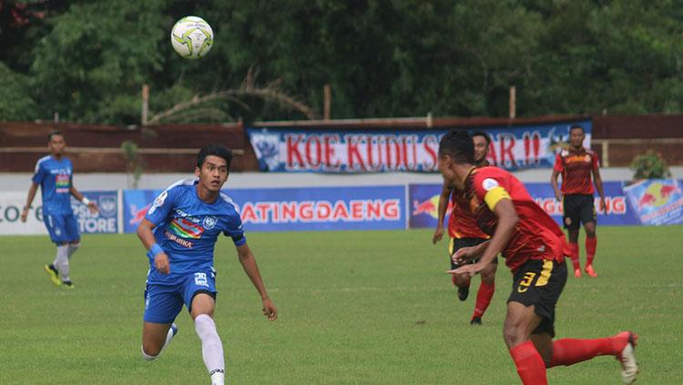 Septian David Maulana berusaha mengejar bola lambung.