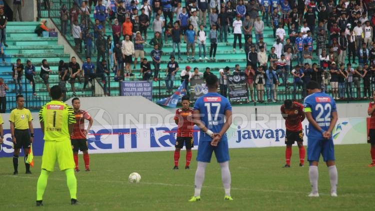 Laga PSIS Vs Persibat diawali mengheningkan cipta untuk mengenang Erik Dwi.