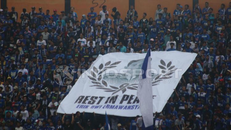 Spanduk dari suporter PSIS Semarang untuk mengenang Erik Dwi.