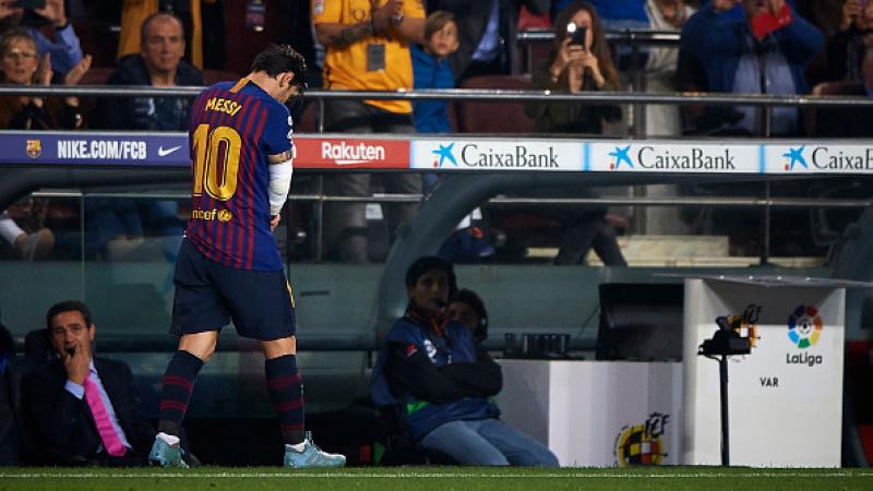 Lionel Messi pergi meninggalkan lapangan.