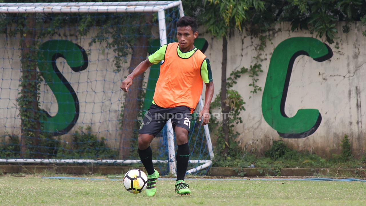 Osvaldo Haay saat latihan di Lapangan Polda Jatim, Kamis (31/1/19).