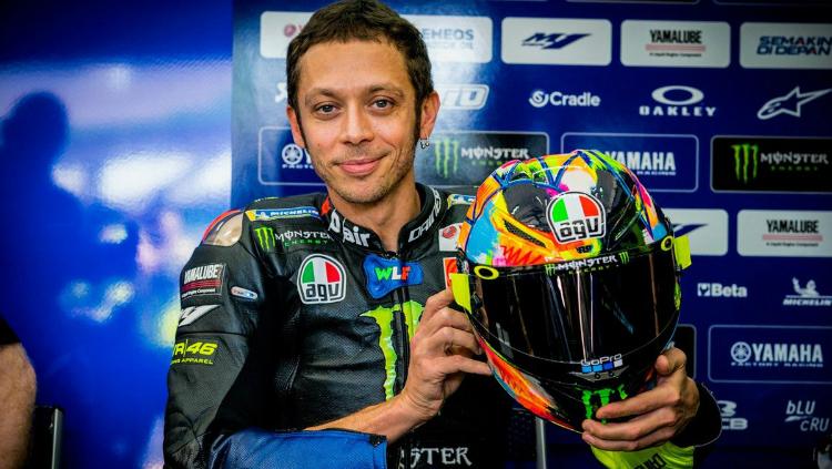 Valentino Rossi dengan helm barunya.