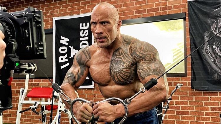 The Rock memiliki otot tubuh yang besar