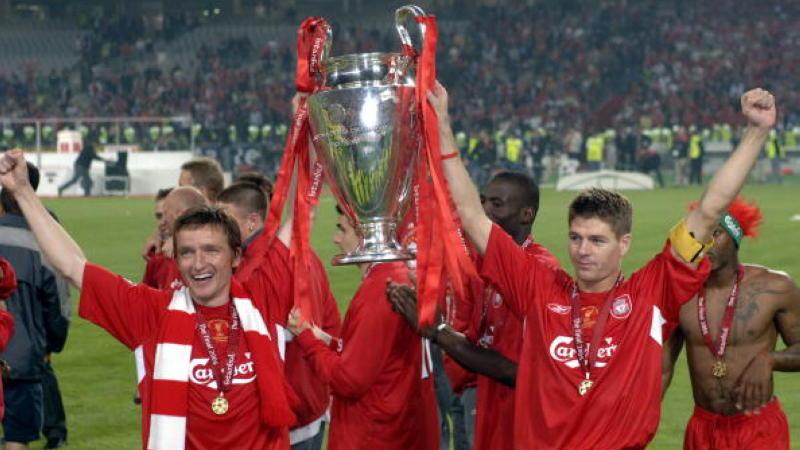 Vladimir Smicer dan Steven Gerrard mengangkat trofi Liga Champions 2004/05. - INDOSPORT